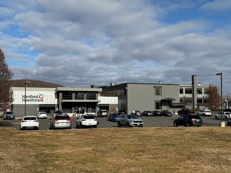 22 Pine St, Bristol, CT à louer - Photo de l’immeuble – Image 2 sur 8