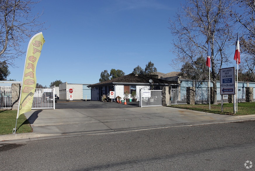 29135 Riverside Dr, Lake Elsinore, CA à vendre - Photo principale – Image 1 sur 3