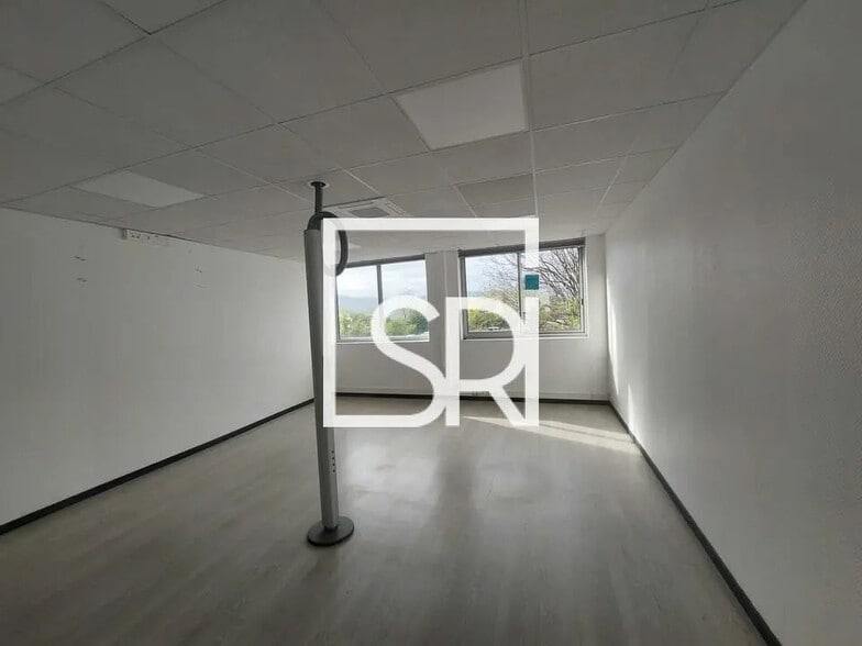 Bureau dans Cournon-d'Auvergne à vendre - Photo de l’immeuble – Image 1 sur 12