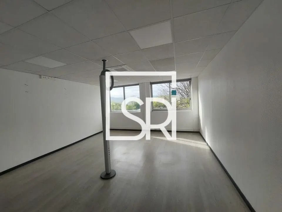 Bureau dans Cournon-d'Auvergne à vendre Photo de l’immeuble– Image 1 sur 13