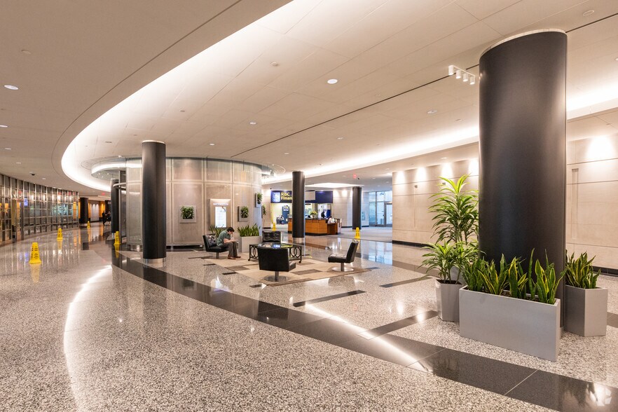 6880 Financial Dr, Mississauga, ON à louer - Hall d’entrée – Image 2 sur 5