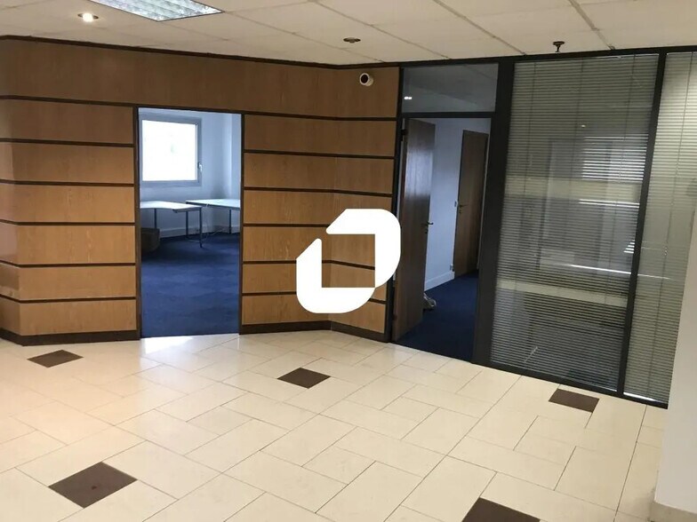 Bureau dans Croissy-Beaubourg à louer - Photo intérieure – Image 2 sur 9