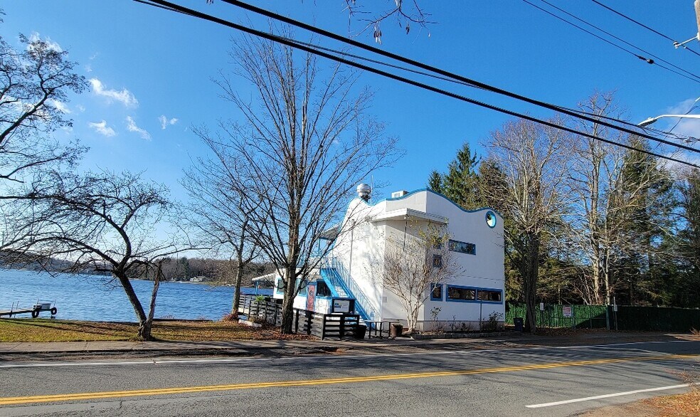 13 Horseshoe Lake Rd, Kauneonga Lake, NY à vendre - Photo de l’immeuble – Image 3 sur 25