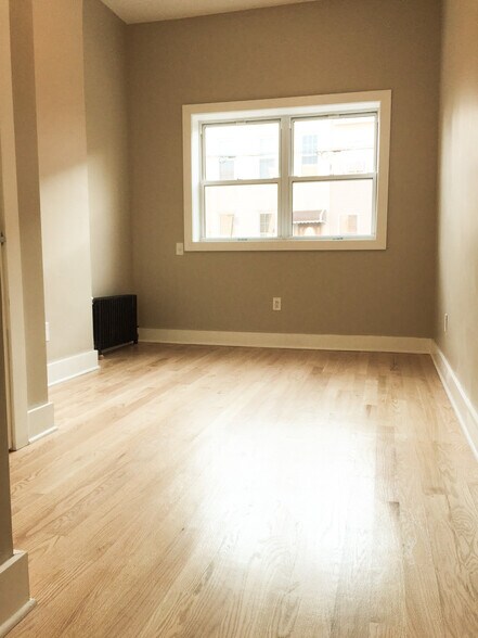 561 Fairview Ave, Ridgewood, NY à vendre - Photo intérieure – Image 3 sur 16