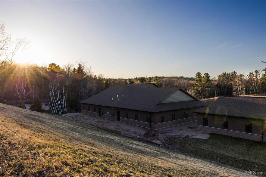1655-1665 Commerce Dr, Marquette, MI à louer - Photo de l’immeuble – Image 2 sur 12