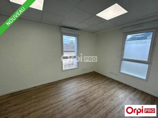 Plus de détails pour Local d'activités à louer