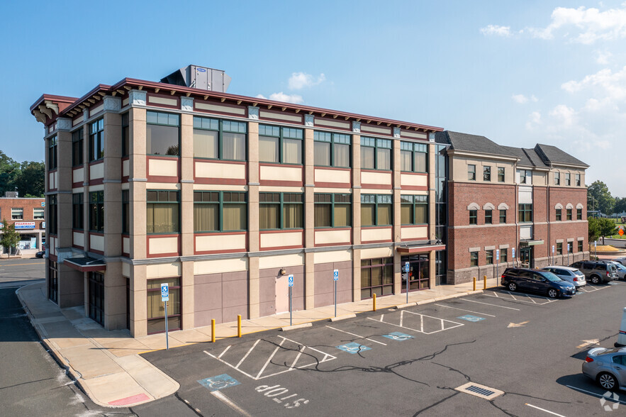 893 Main St, East Hartford, CT à louer - Photo de l’immeuble – Image 2 sur 17