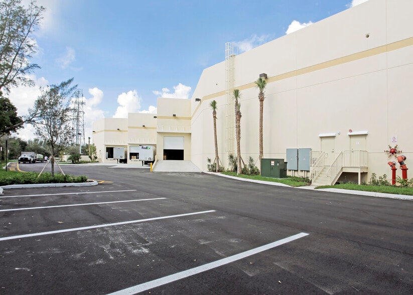 4701 NW 103rd Ave, Sunrise, FL à vendre - Photo de l’immeuble – Image 2 sur 7