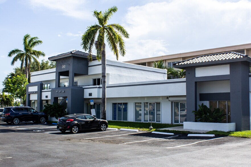 240 Old Federal Hwy, Hallandale Beach, FL à louer - Photo de l’immeuble – Image 3 sur 5