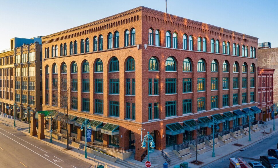 311 E Chicago St, Milwaukee, WI à vendre - Photo de l’immeuble – Image 1 sur 3