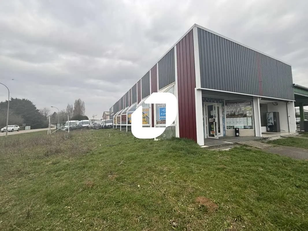 Local commercial dans Angerville à louer Photo de l’immeuble– Image 1 sur 10