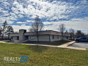 3601 42nd St NE, Cedar Rapids, IA à vendre Photo de l’immeuble– Image 1 sur 10