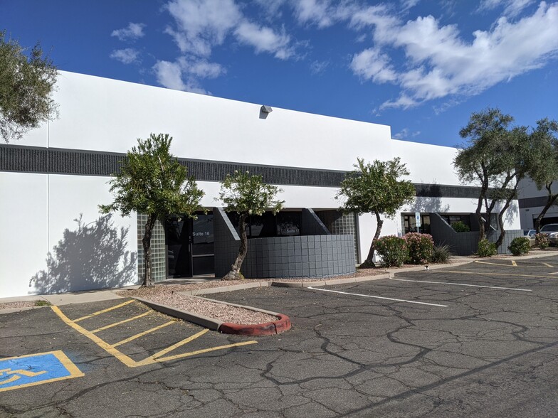 5865 S Kyrene Rd, Tempe, AZ à louer - Photo de l’immeuble – Image 2 sur 9