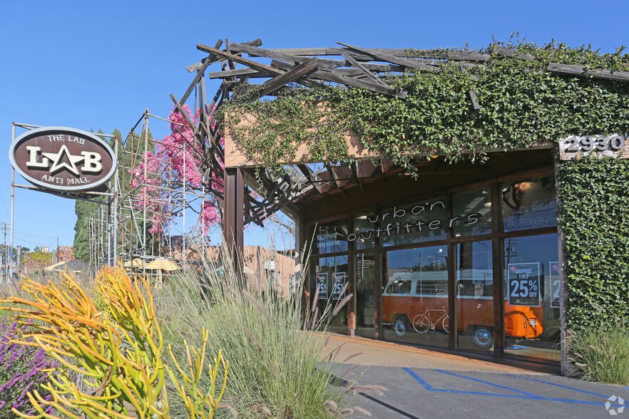 696 Randolph Ave, Costa Mesa, CA à louer - Photo de l’immeuble – Image 2 sur 4