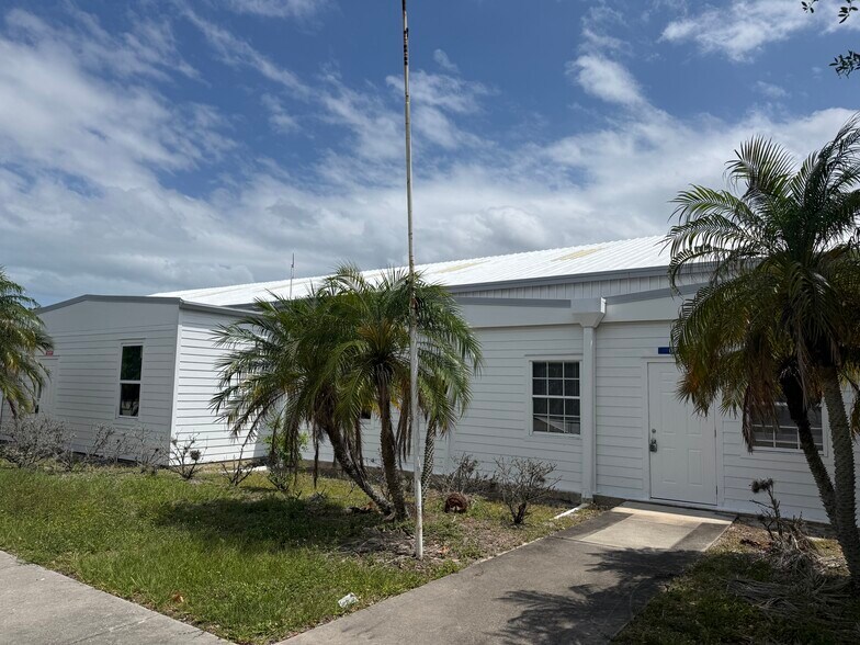 926 Old Dixie Hwy, Vero Beach, FL à louer - Photo de l’immeuble – Image 3 sur 16