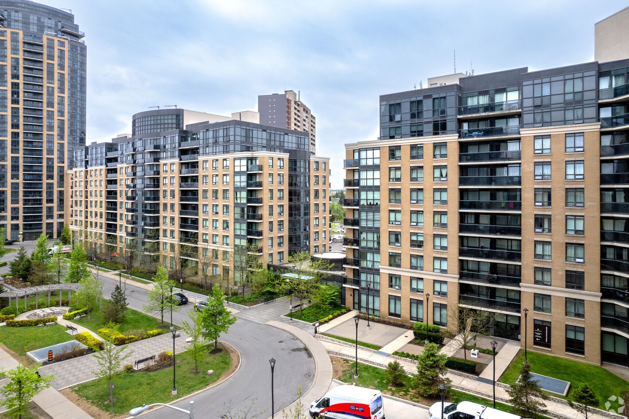 5 Zappacosta Dr, Toronto, ON à louer Photo principale– Image 1 sur 31