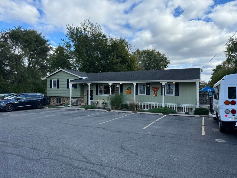 4717 W Crystal Lake Rd, Mchenry, IL à vendre - Photo de l’immeuble – Image 1 sur 6