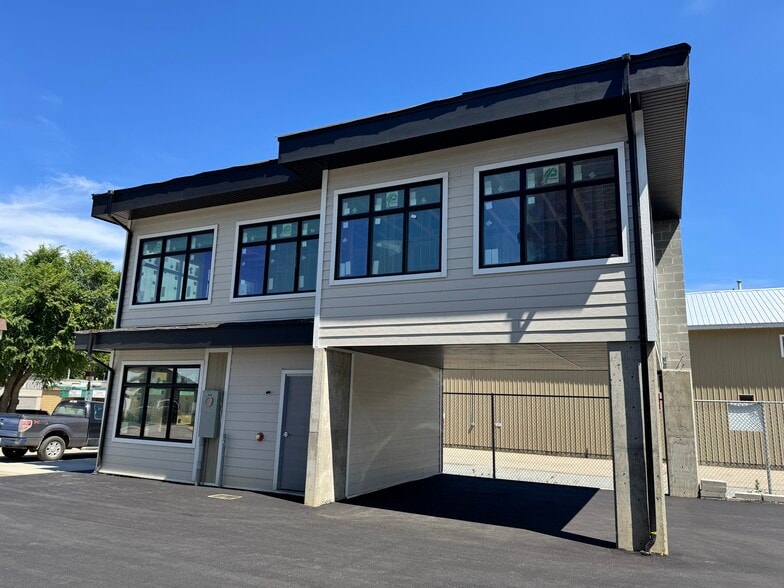 704 Cliff St, Enderby, BC à louer - Photo de l’immeuble – Image 2 sur 10
