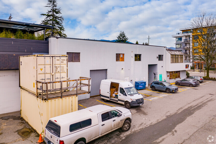 399 Mountain Hwy, North Vancouver District, BC à louer - Photo de l’immeuble – Image 2 sur 3