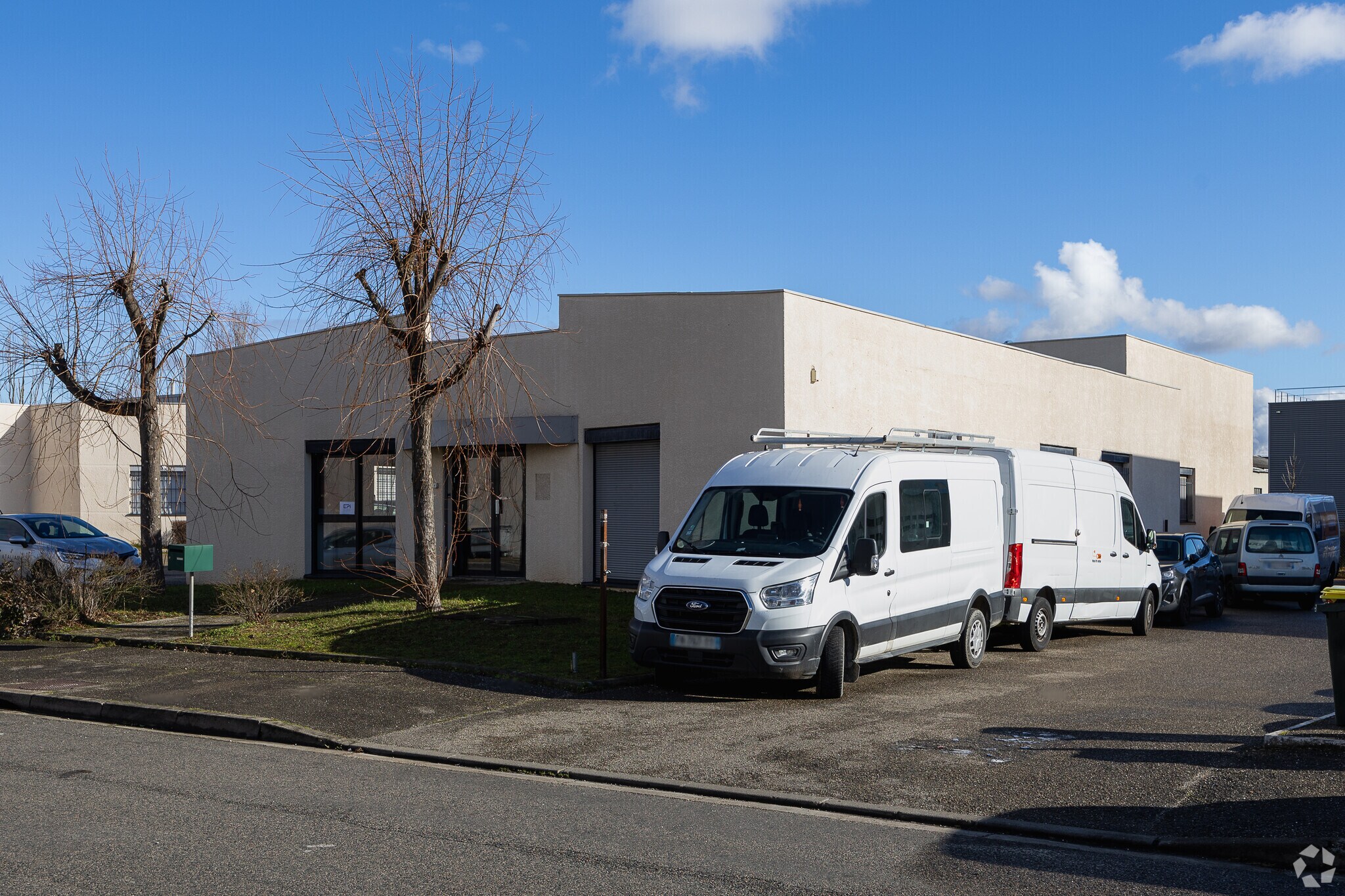 Local d’activités dans Vaulx-en-Velin à louer Photo principale– Image 1 sur 3