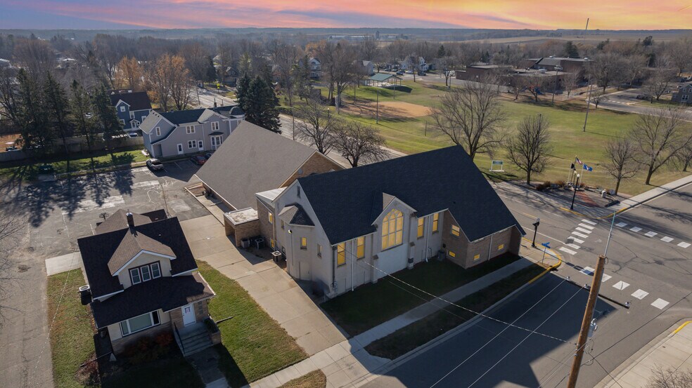 405 Broadway Ave S, Cokato, MN à vendre - Photo de l’immeuble – Image 1 sur 58