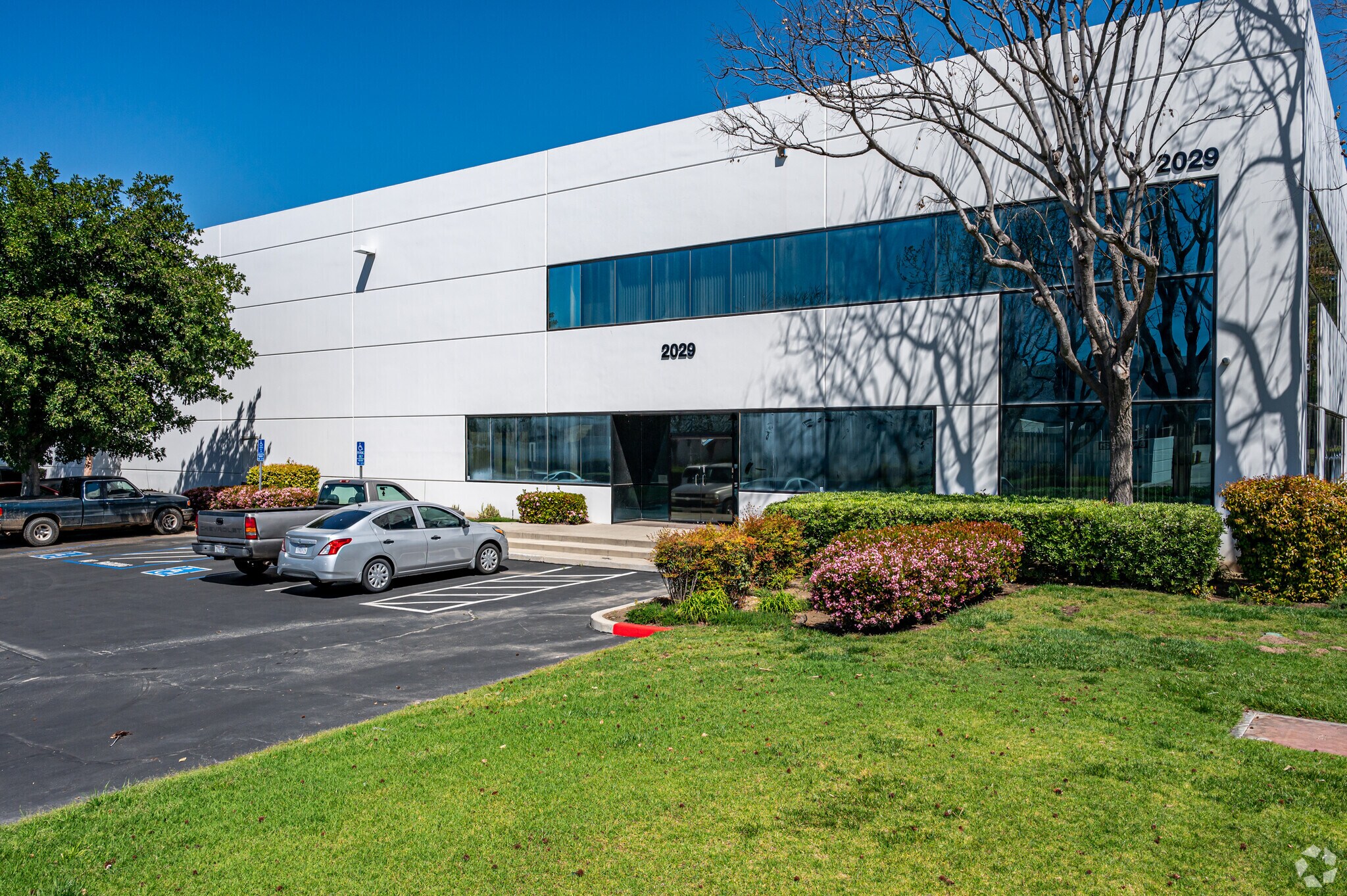 2019-2029 S Business Pky, Ontario, CA à louer Photo de l’immeuble– Image 1 sur 8