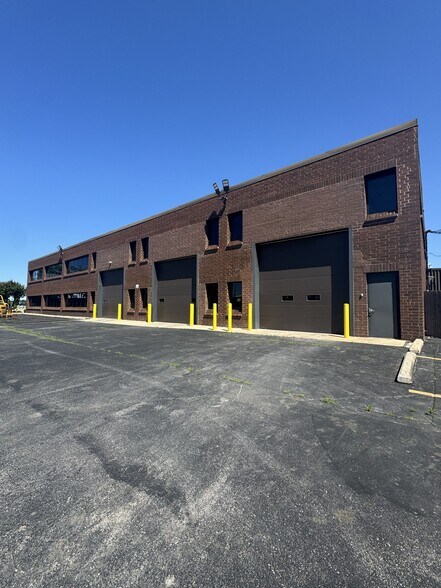621 Busse Rd, Bensenville, IL à louer - Photo de l’immeuble – Image 2 sur 32