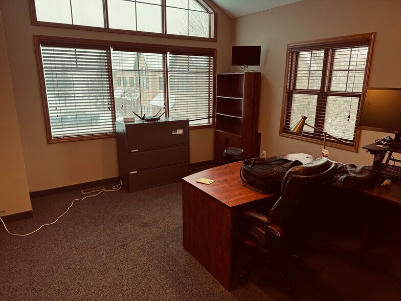 744 Southcross Dr W, Burnsville, MN à vendre - Photo de l’immeuble – Image 3 sur 9