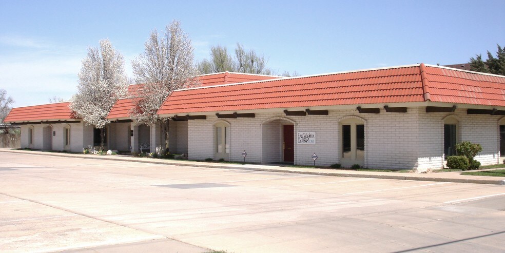 8150 E Douglas Ave, Wichita, KS à louer - Photo principale – Image 1 sur 13