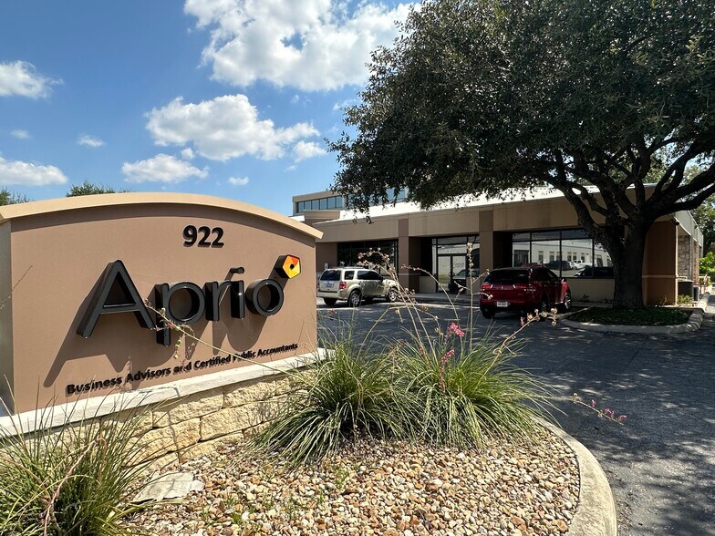 922 Isom Rd, San Antonio, TX à vendre - Photo de l’immeuble – Image 2 sur 16
