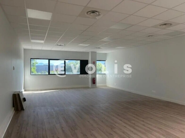 Local d'activités dans La Terrasse à vendre - Photo intérieure – Image 2 sur 7