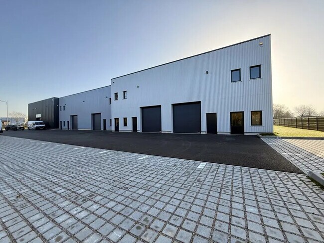 Plus de détails pour Local d'activités à louer