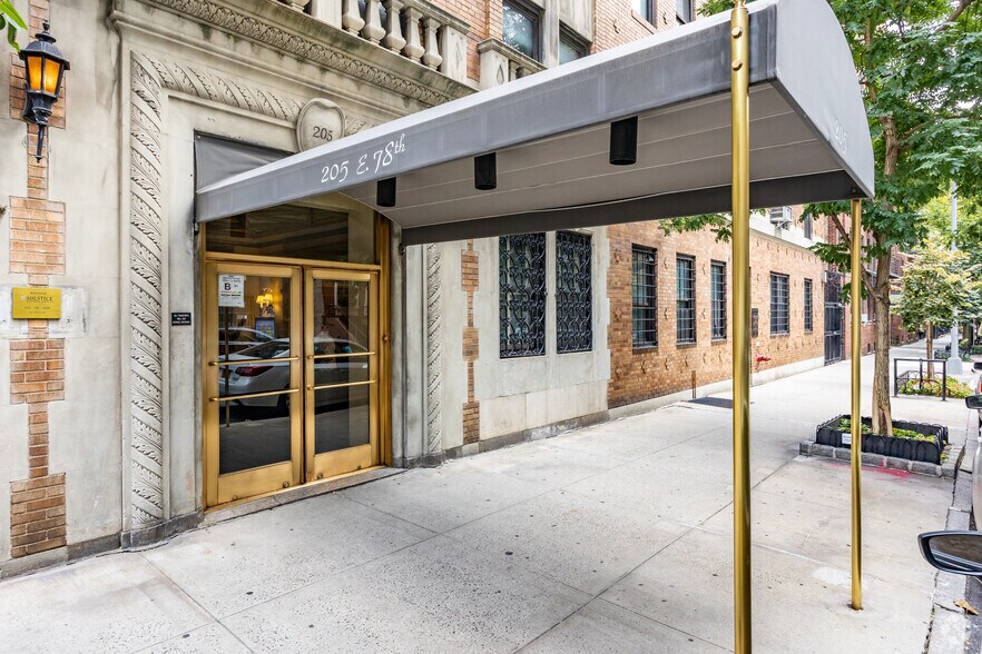 205 E 78th St, New York, NY à vendre - Photo de l’immeuble – Image 2 sur 4