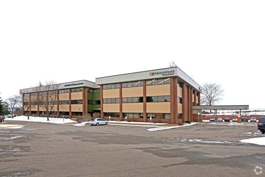 14300 Nicollet Ct, Burnsville, MN à louer - Photo de l’immeuble – Image 3 sur 7