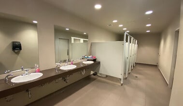 916-919 42nd Ave SE, Calgary, AB à louer Photo intérieure– Image 2 sur 3