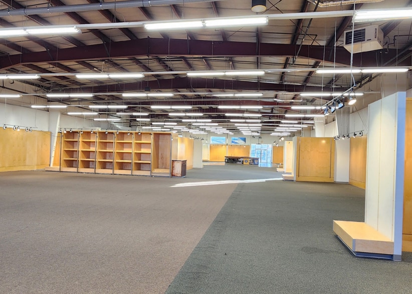 10951 170 St NW, Edmonton, AB à vendre - Photo de l’immeuble – Image 2 sur 9