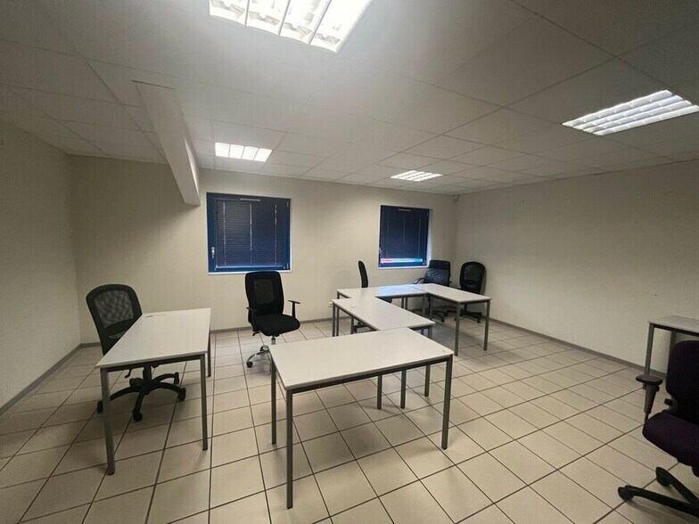 Bureau dans SAINT-VIGOR-D'YMONVILLE à louer - Photo intérieure – Image 2 sur 9