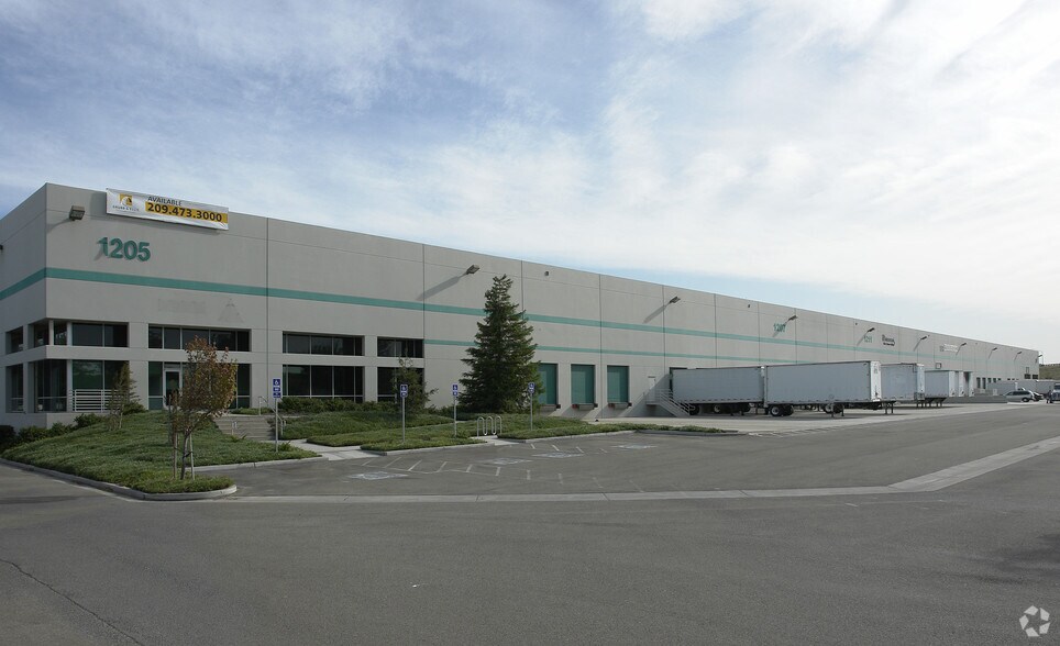 1205-1217 Moffat Blvd, Manteca, CA à louer - Photo principale – Image 1 sur 3