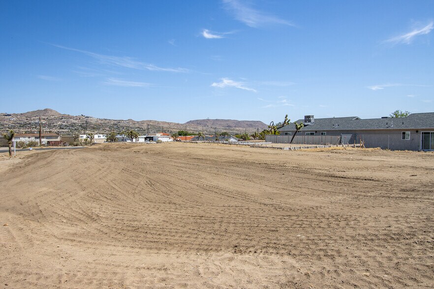 57405 Primrose dr, Yucca Valley, CA à vendre - Photo de l’immeuble – Image 2 sur 23