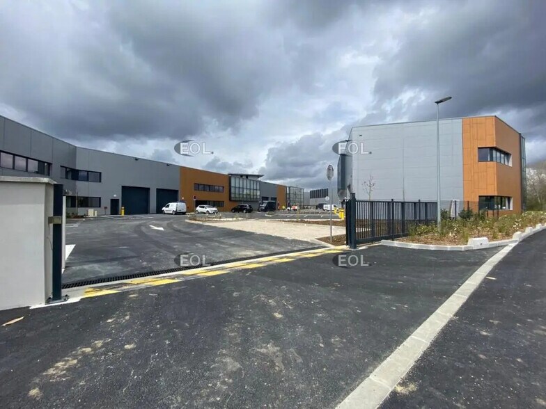 Local d’activités dans Grigny à louer - Photo de l’immeuble – Image 1 sur 6