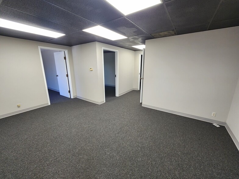 3417 Roger B Chaffee Memorial Dr SE, Grand Rapids, MI à louer - Photo de l’immeuble – Image 3 sur 10