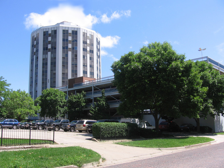 201 W Springfield Ave, Champaign, IL à louer - Photo de l’immeuble – Image 1 sur 5
