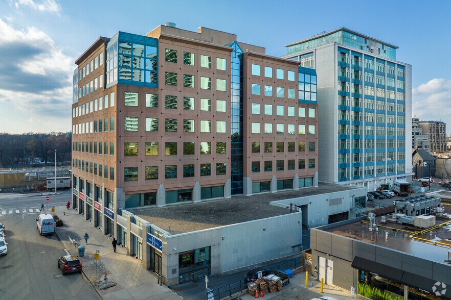 1881 Yonge St, Toronto, ON à louer - Photo de l’immeuble – Image 2 sur 5