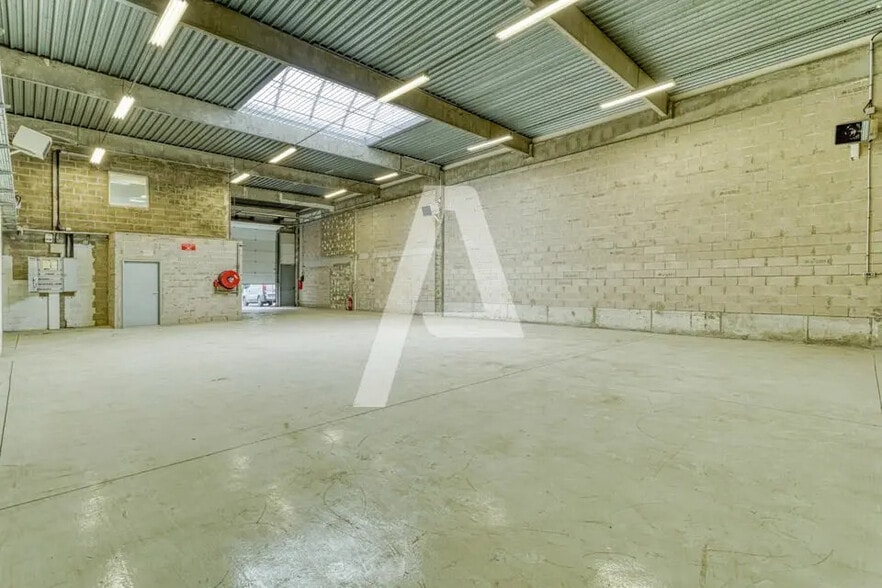 Local d’activités dans Saint-Thibault-des-Vignes à louer - Photo de l’immeuble – Image 1 sur 4