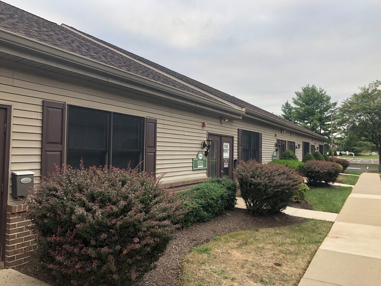 1609 Woodbourne Rd, Levittown, PA à louer - Photo de l’immeuble – Image 3 sur 10