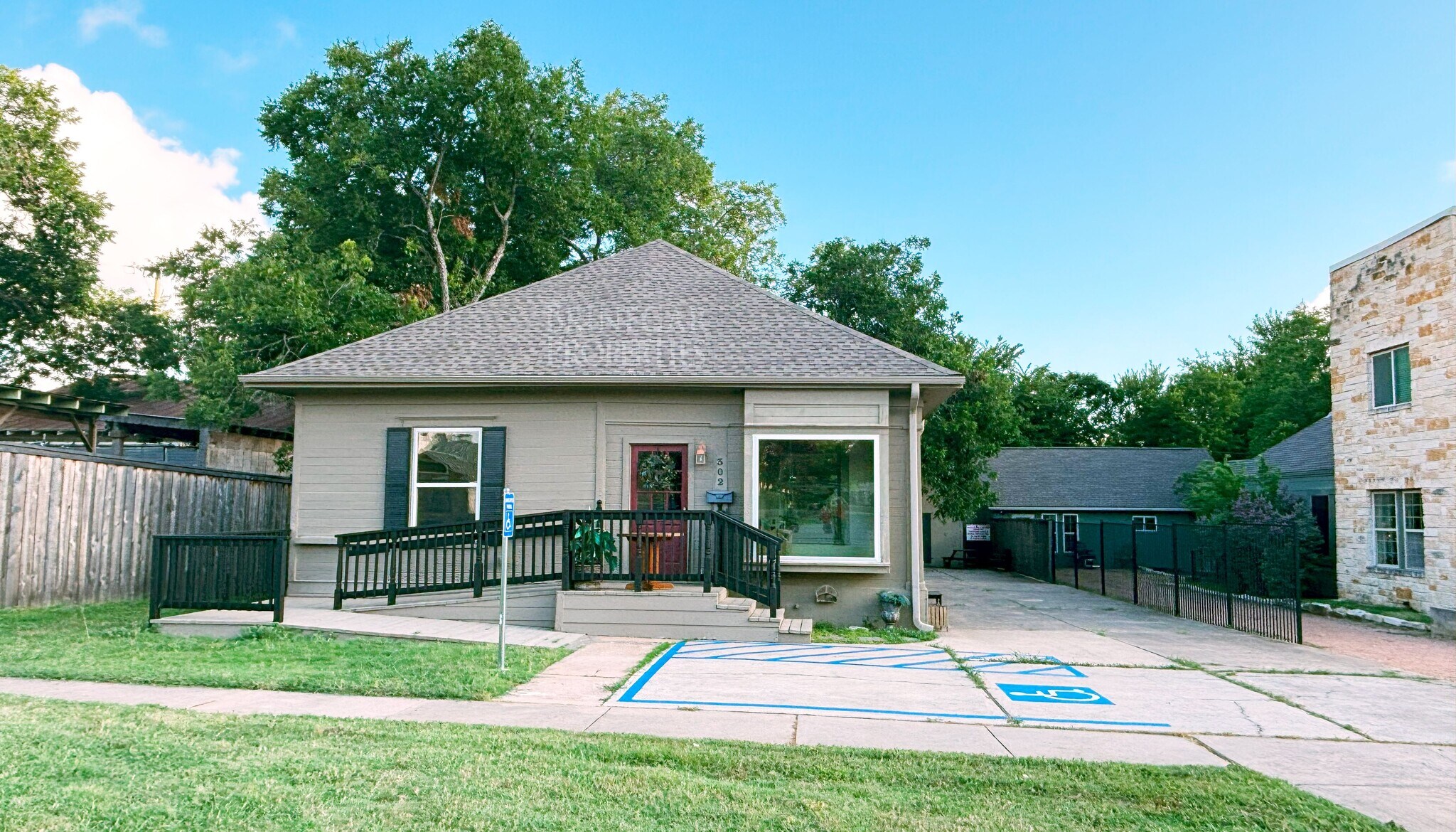 302 E Main St, Round Rock, TX à louer Photo de l’immeuble– Image 1 sur 3