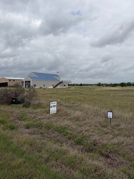 330 Airfield rd, Fentress, TX à vendre - Photo de l’immeuble – Image 3 sur 9