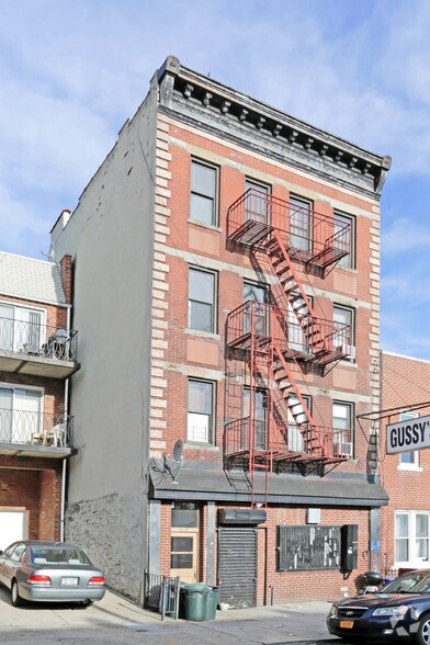 20-14 29th St, Astoria, NY à vendre - Photo de l’immeuble – Image 1 sur 16