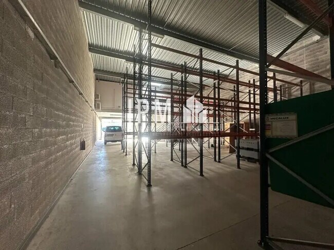 Plus de détails pour Local d'activités à louer