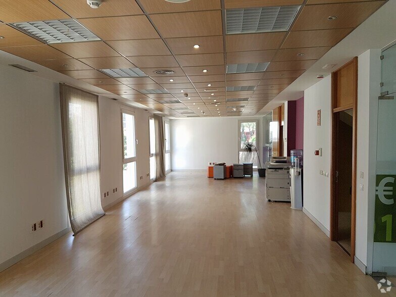 Bureau dans Pozuelo de Alarcón, Madrid à vendre - Photo de l’immeuble – Image 2 sur 9